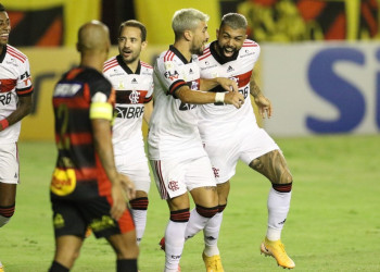 Flamengo vence o Sport fora de casa e cola no líder